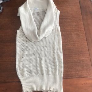 Hip length sleevless cowl neck sweater